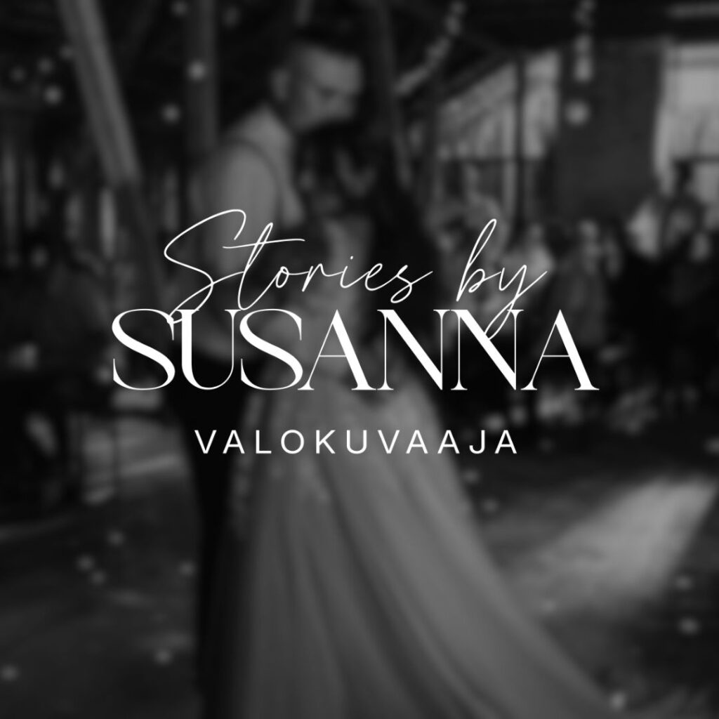 Stories by Susanna logo jonka taustalla mustavalkoinen kuva