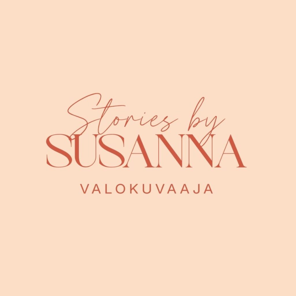 Stories by Susanna logo oranssilla vaaleankeltaista taustaa vasten